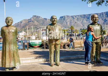 Città del Capo Sud Africa, V & A Victoria Alfred Waterfront, premio Nobel Square Albert Luthuli, Desmond Tutu FW de Klerk Nelson Mandela statue Foto Stock