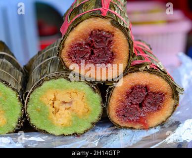 Tradizionale torta di riso appiccicoso (Banh Tet) nel Vietnam del Sud. Foto Stock