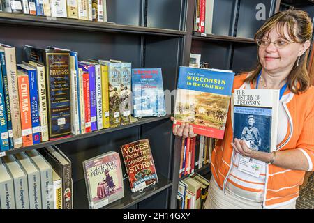 Kenosha Wisconsin, Museo della Guerra civile, Centro risorse, libreria storia donna bibliotecaria centro all'interno Foto Stock