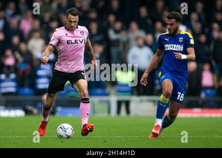 LONDRA, REGNO UNITO. 16 OTTOBRE Lee Gregory di Sheffield Mercoledì controlla la palla durante la partita Sky Bet League 1 tra AFC Wimbledon e Sheffield Mercoledì al Poought Lane Stadium, Londra Sabato 16 ottobre 2021. (Credit: Federico Maranesi | MI News) Credit: MI News & Sport /Alamy Live News Foto Stock