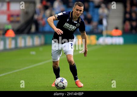 Londra, Regno Unito. 16 ottobre 2021. Jed Wallace di Millwall in azione durante il gioco. EFL Skybet Championship Match, Millwall / Luton Town al Den di Londra sabato 16 ottobre 2021. Questa immagine può essere utilizzata solo a scopo editoriale. Solo per uso editoriale, licenza richiesta per uso commerciale. Nessun uso in scommesse, giochi o un singolo club/campionato/player pubblicazioni. pic di Steffan Bowen/Andrew Orchard sport fotografia/Alamy Live news credito: Andrew Orchard sport fotografia/Alamy Live News Foto Stock