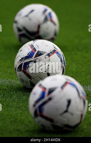 Londra, Regno Unito. 16 ottobre 2021. Prima del calcio d'inizio sono visibili palloni da calcio.EFL Skybet Championship Match, Millwall / Luton Town al Den di Londra sabato 16 ottobre 2021. Questa immagine può essere utilizzata solo per scopi editoriali. Solo per uso editoriale, licenza richiesta per uso commerciale. Nessun uso in scommesse, giochi o un singolo club/campionato/player pubblicazioni. pic di Steffan Bowen/Andrew Orchard sport fotografia/Alamy Live news credito: Andrew Orchard sport fotografia/Alamy Live News Foto Stock