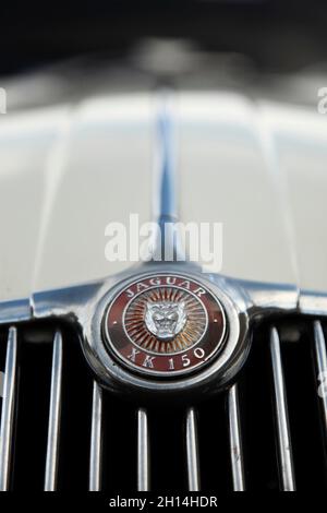 Logo del cofano sulla sportscar bianca Jaguar XK150. Foto Stock