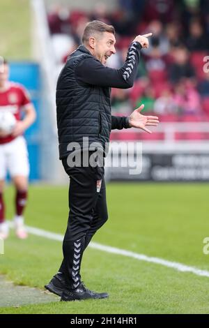 NORTHAMPTON, REGNO UNITO. 16 OTTOBRE il direttore di Northampton Town Jon Brady durante la prima metà della partita della Sky Bet League 2 tra Northampton Town e Mansfield Town al PTS Academy Stadium di Northampton sabato 16 ottobre 2021. (Credit: John Cripps | MI News) Credit: MI News & Sport /Alamy Live News Foto Stock