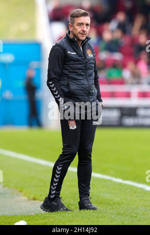 NORTHAMPTON, REGNO UNITO. 16 OTTOBRE il direttore di Northampton Town Jon Brady durante la prima metà della partita della Sky Bet League 2 tra Northampton Town e Mansfield Town al PTS Academy Stadium di Northampton sabato 16 ottobre 2021. (Credit: John Cripps | MI News) Credit: MI News & Sport /Alamy Live News Foto Stock