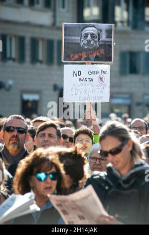 Firenze, Italia - Ottobre 15: Covid-19, proteste nazionali contro il primo Ministro Mario Draghi. Partecipanti non identificati durante il sit-in No Green Pass Foto Stock