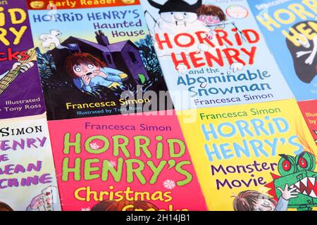 Una selezione di libri di Horrid Henry di Francesca Simon disposti sul tavolo Foto Stock