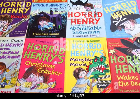 Una selezione di libri di Horrid Henry di Francesca Simon disposti sul tavolo Foto Stock