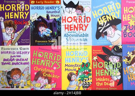 Una selezione di libri di Horrid Henry di Francesca Simon disposti sul tavolo Foto Stock