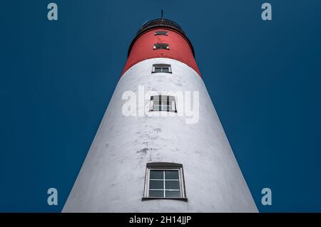 Vista verso l'alto del famoso faro a terra nella città di Baltiysk, Russia. Foto Stock