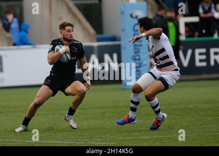 NEWCASTLE-UPON-TYNE, REGNO UNITO. 16 OTTOBRE ben Stevenson di Newcastle Falcons prende la difesa degli orsi durante la partita Gallagher Premiership tra Newcastle Falcons e Bristol al Kingston Park, Newcastle sabato 16 ottobre 2021. (Credit: Chris Lishman | MI News( Credit: MI News & Sport /Alamy Live News Foto Stock