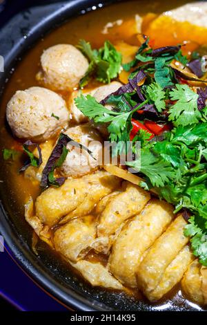 Un delizioso piatto guangxi cinese speciale, lumache e piedi d'anatra in vaso di argilla Foto Stock