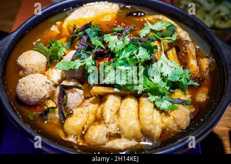 Un delizioso piatto guangxi cinese speciale, lumache e piedi d'anatra in vaso di argilla Foto Stock