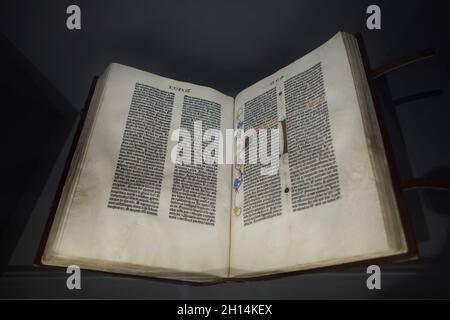 La Bibbia di Gutenberg, conosciuta anche come la Bibbia a 42 righe stampata sul vellum dalla tipografia medievale tedesca e dall'editore Johannes Gutenberg nel 1454-1455, ora di proprietà dello Staatsbibliothek zu Berlin (Biblioteca di Stato di Berlino) in mostra alla mostra 'tardo gotico' nel Berliner Gemäldegalerie (Galleria fotografica di Berlino) a Berlino, Germania. Foto Stock