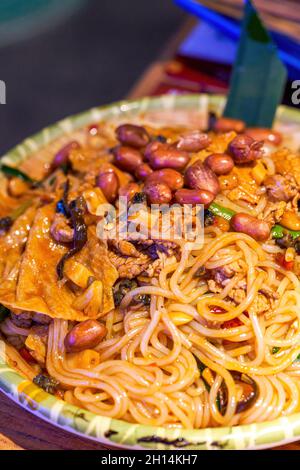Un delizioso guangxi cinese piatto speciale, spaghetti di lumaca fritti Foto Stock