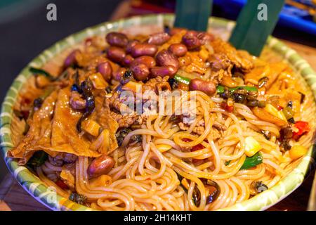 Un delizioso guangxi cinese piatto speciale, spaghetti di lumaca fritti Foto Stock