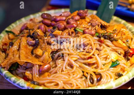 Un delizioso guangxi cinese piatto speciale, spaghetti di lumaca fritti Foto Stock