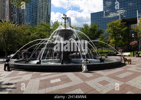 Fontana dei cani nel Berczy Park. Toronto, Ontario, Canada. Foto Stock