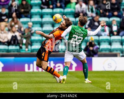 Easter Road, Edimburgo, Regno Unito. 16 ottobre 2021. Scottish Premier League Football, Hibernian Versus Dundee United; Scott Allan of Hibernian Fouls Charlie Mulcrew of Dundee United Credit: Action Plus Sports/Alamy Live News Foto Stock