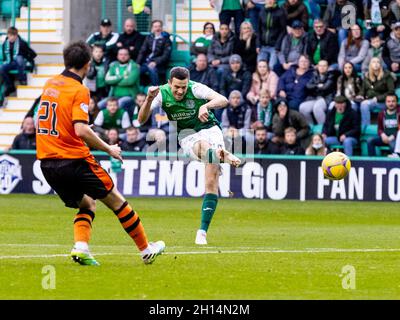 Easter Road, Edimburgo, Regno Unito. 16 ottobre 2021. Calcio della Premier League scozzese, Hibernian Versus Dundee United; Jamie Murphy di Hibernian fa un colpo a Goal Credit: Action Plus Sports/Alamy Live News Foto Stock