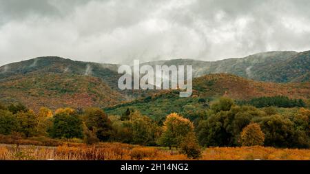 Nebbia nuvoloso Parco Nazionale Bukk in Ungheria autunno stagione . Foto Stock
