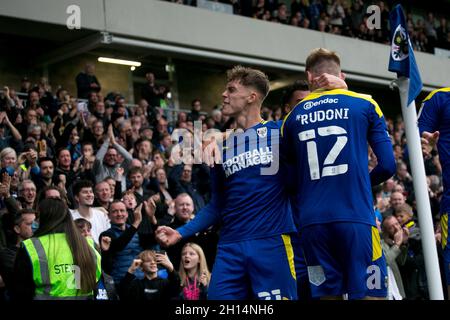 LONDRA, REGNO UNITO. 16 OTTOBRE Jack Rudoni dell'AFC Wimbledon festeggia dopo aver segnato durante la partita della Sky Bet League 1 tra AFC Wimbledon e Sheffield Mercoledì al Pought Lane Stadium, Londra Sabato 16 ottobre 2021. (Credit: Federico Maranesi | MI News) Credit: MI News & Sport /Alamy Live News Foto Stock