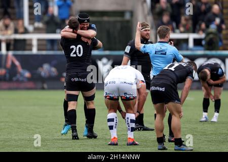 Gary Graham e Will Welch di Newcastle Falcons celebrano la vittoria del loro team nel 13-5 durante la partita Gallagher Premiership al Kingston Park di Newcastle upon Tyne. Data foto: Sabato 16 ottobre 2021. Foto Stock