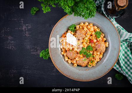 Ditalini tradizionale italiana con polpette in salsa di pomodoro e verdure in ciotola. Ditalini pasta e polpette di manzo con salsa di pomodoro marinara. Foto Stock