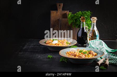 Ditalini tradizionale italiana con polpette in salsa di pomodoro e verdure in ciotola. Ditalini pasta e polpette di manzo con salsa di pomodoro marinara. Foto Stock