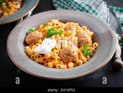 Ditalini tradizionale italiana con polpette in salsa di pomodoro e verdure in ciotola. Ditalini pasta e polpette di manzo con salsa di pomodoro marinara. Foto Stock