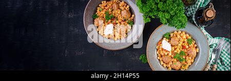 Ditalini tradizionale italiana con polpette in salsa di pomodoro e verdure in ciotola. Ditalini pasta e polpette di manzo con salsa di pomodoro marinara. Foto Stock