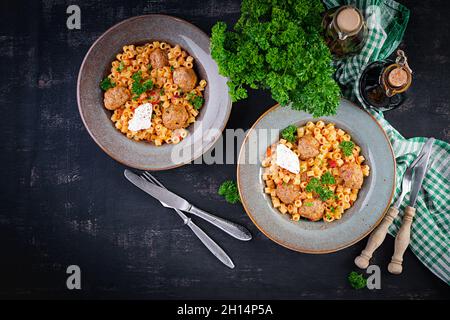 Ditalini tradizionale italiana con polpette in salsa di pomodoro e verdure in ciotola. Ditalini pasta e polpette di manzo con salsa di pomodoro marinara. Foto Stock
