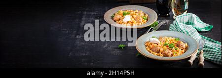 Ditalini tradizionale italiana con polpette in salsa di pomodoro e verdure in ciotola. Ditalini pasta e polpette di manzo con salsa di pomodoro marinara. Foto Stock