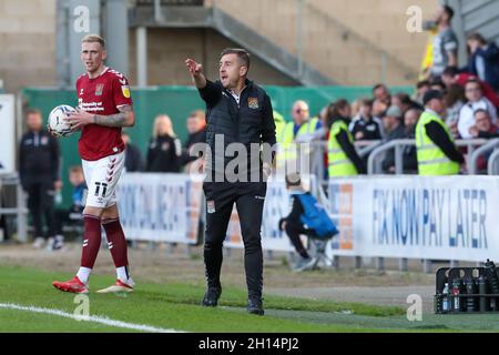 NORTHAMPTON, REGNO UNITO. 16 OTTOBRE il direttore di Northampton Town Jon Brady durante la seconda metà della partita della Sky Bet League 2 tra Northampton Town e Mansfield Town al PTS Academy Stadium di Northampton sabato 16 ottobre 2021. (Credit: John Cripps | MI News) Credit: MI News & Sport /Alamy Live News Foto Stock