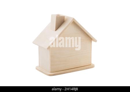 Casa in legno isolata su sfondo bianco con percorso di taglio Foto Stock