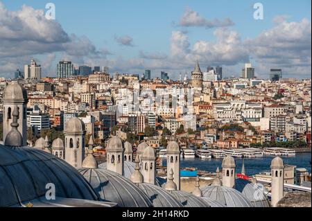 Vista dalla Moschea di Suleymaniye al quartiere di Galata e alla Torre di Galata. Torre Galata. Vista aerea della città di Istanbul. Panorama della città di Istanbul Foto Stock