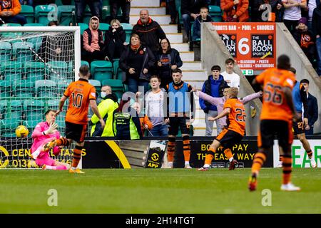 Easter Road, Edimburgo, Regno Unito. 16 ottobre 2021. Scottish Premier League Football, Hibernian Versus Dundee United; Kieran Freeman of Dundee United segna per 3-0 crediti: Action Plus Sports/Alamy Live News Foto Stock