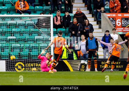 Easter Road, Edimburgo, Regno Unito. 16 ottobre 2021. Scottish Premier League Football, Hibernian Versus Dundee United; Kieran Freeman of Dundee United segna per 3-0 crediti: Action Plus Sports/Alamy Live News Foto Stock