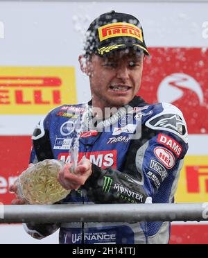 Tarran Mackenzie McMS Yamaha festeggia il 16-17 ottobre 2021 durante il round 11 della Triple Header Bennetts British Superbike (BSB) del 2021 a Brands Hatch, Longfield, Inghilterra. Foto di Ian Hopgood. Credit: Prime Media Images/Alamy Live News Foto Stock