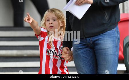 Londra, Regno Unito. 16 ottobre 2021. Un giovane sostenitore di Brentford pronto per la partita della Premier League tra Brentford e Chelsea al Brentford Community Stadium di Londra, Inghilterra, il 16 ottobre 2021. Foto di Phil Hutchinson. Solo per uso editoriale, licenza richiesta per uso commerciale. Nessun utilizzo nelle scommesse, nei giochi o nelle pubblicazioni di un singolo club/campionato/giocatore. Credit: UK Sports Pics Ltd/Alamy Live News Foto Stock