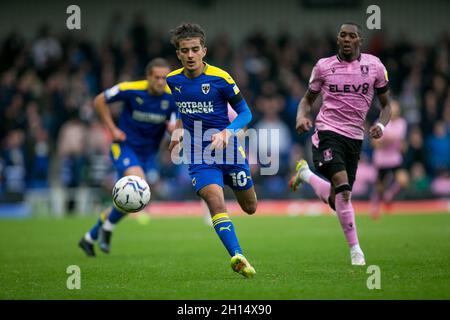 LONDRA, REGNO UNITO. 16 OTTOBRE Ayoub Assal di AFC Wimbledon controlla la palla durante la partita della Sky Bet League 1 tra AFC Wimbledon e Sheffield Mercoledì al Pought Lane Stadium, Londra Sabato 16 ottobre 2021. (Credit: Federico Maranesi | MI News) Credit: MI News & Sport /Alamy Live News Foto Stock