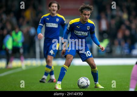 LONDRA, REGNO UNITO. 16 OTTOBRE Ayoub Assal di AFC Wimbledon controlla la palla durante la partita della Sky Bet League 1 tra AFC Wimbledon e Sheffield Mercoledì al Pought Lane Stadium, Londra Sabato 16 ottobre 2021. (Credit: Federico Maranesi | MI News) Credit: MI News & Sport /Alamy Live News Foto Stock