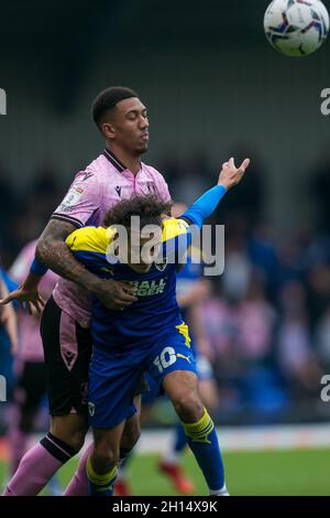 LONDRA, REGNO UNITO. 16 OTTOBRE Ayoub Assal di AFC Wimbledon controlla la palla durante la partita della Sky Bet League 1 tra AFC Wimbledon e Sheffield Mercoledì al Pought Lane Stadium, Londra Sabato 16 ottobre 2021. (Credit: Federico Maranesi | MI News) Credit: MI News & Sport /Alamy Live News Foto Stock