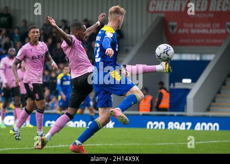 LONDRA, REGNO UNITO. 16 OTTOBRE Jack Rudoni di AFC Wimbledon segna durante la partita della Sky Bet League 1 tra AFC Wimbledon e Sheffield Mercoledì al Pought Lane Stadium, Londra Sabato 16 ottobre 2021. (Credit: Federico Maranesi | MI News) Credit: MI News & Sport /Alamy Live News Foto Stock