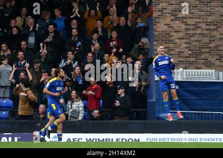 Jack Rudoni #12 di AFC Wimbledon celebra il suo obiettivo di farlo 2-2 Foto Stock