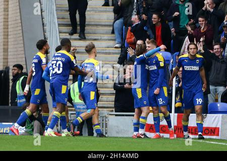 Jack Rudoni #12 di AFC Wimbledon celebra il suo obiettivo di farlo 2-2 Foto Stock