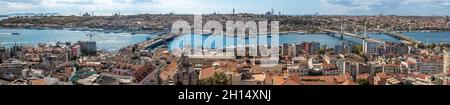 ISTANBUL, TURCHIA - 12 OTTOBRE 2021: Vista della città di Istanbul dalla torre Galata in Turchia. Baia del Corno d'Oro di Istanbul e vista sulla moschea con Sultanahmet d Foto Stock