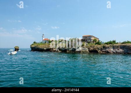 Isola di Sant'Anastasia nella baia di Burgas, Mar Nero, Bulgaria. Torre faro e vecchi edifici in legno sulla costa rocciosa. Foto Stock