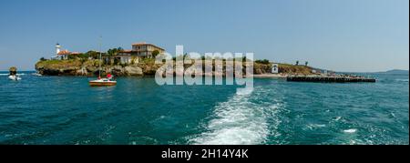 Isola di Sant'Anastasia nella baia di Burgas, Mar Nero, Bulgaria. Torre faro e vecchi edifici in legno sulla costa rocciosa. Foto Stock