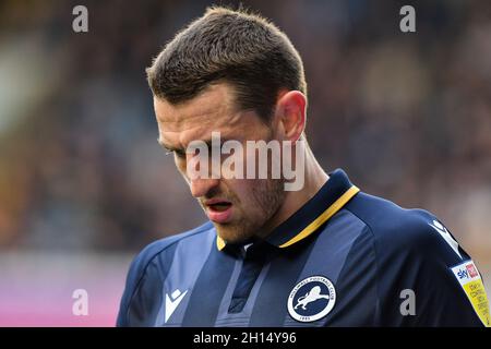 LONDRA, REGNO UNITO. 16 OTTOBRE Murray Wallace di Millwall durante la partita del Campionato Sky Bet tra Millwall e Luton Town al Den, Londra sabato 16 ottobre 2021. (Credit: Ivan Yordanov | MI News) Credit: MI News & Sport /Alamy Live News Foto Stock